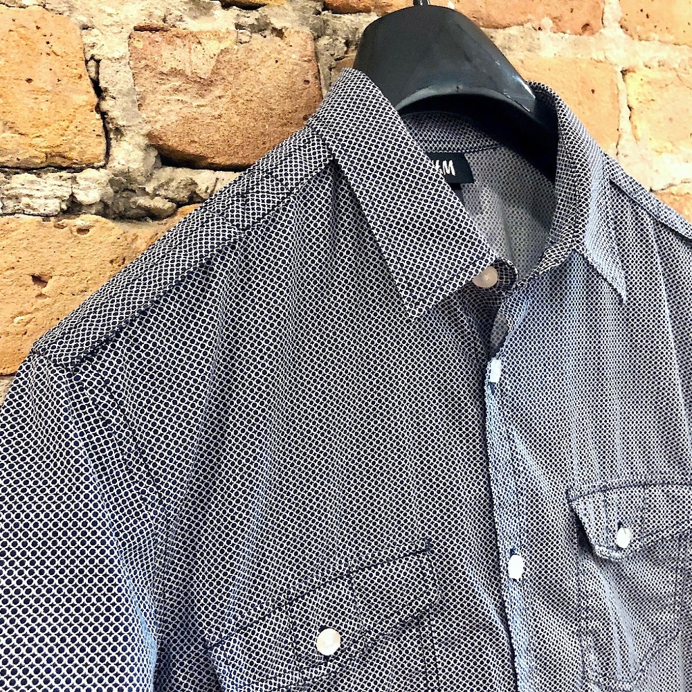 H&M Sexy Fitted Short Sleeve Blue & White Pattern Shirt With Shoulder Epaulettes - Picture 6 of 14